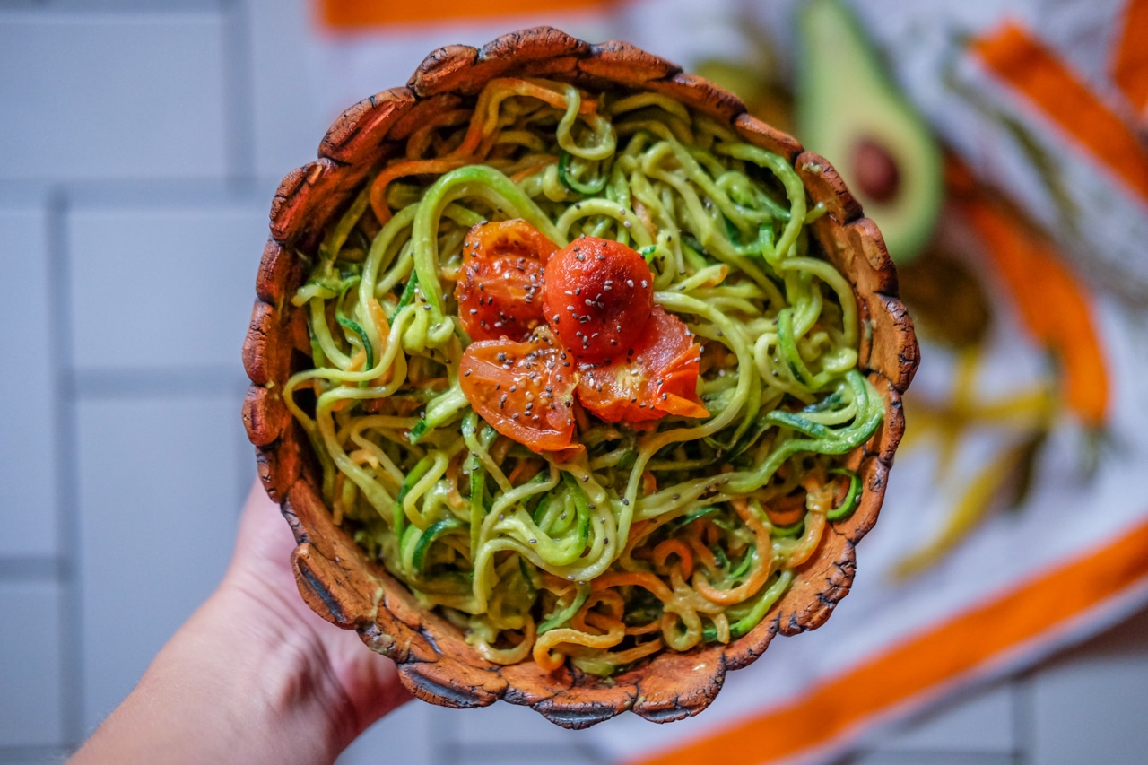 Cuketovo – mrkvové špagety s omáčkou z avokáda